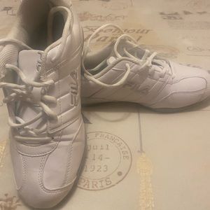 Ladies tennis shoes